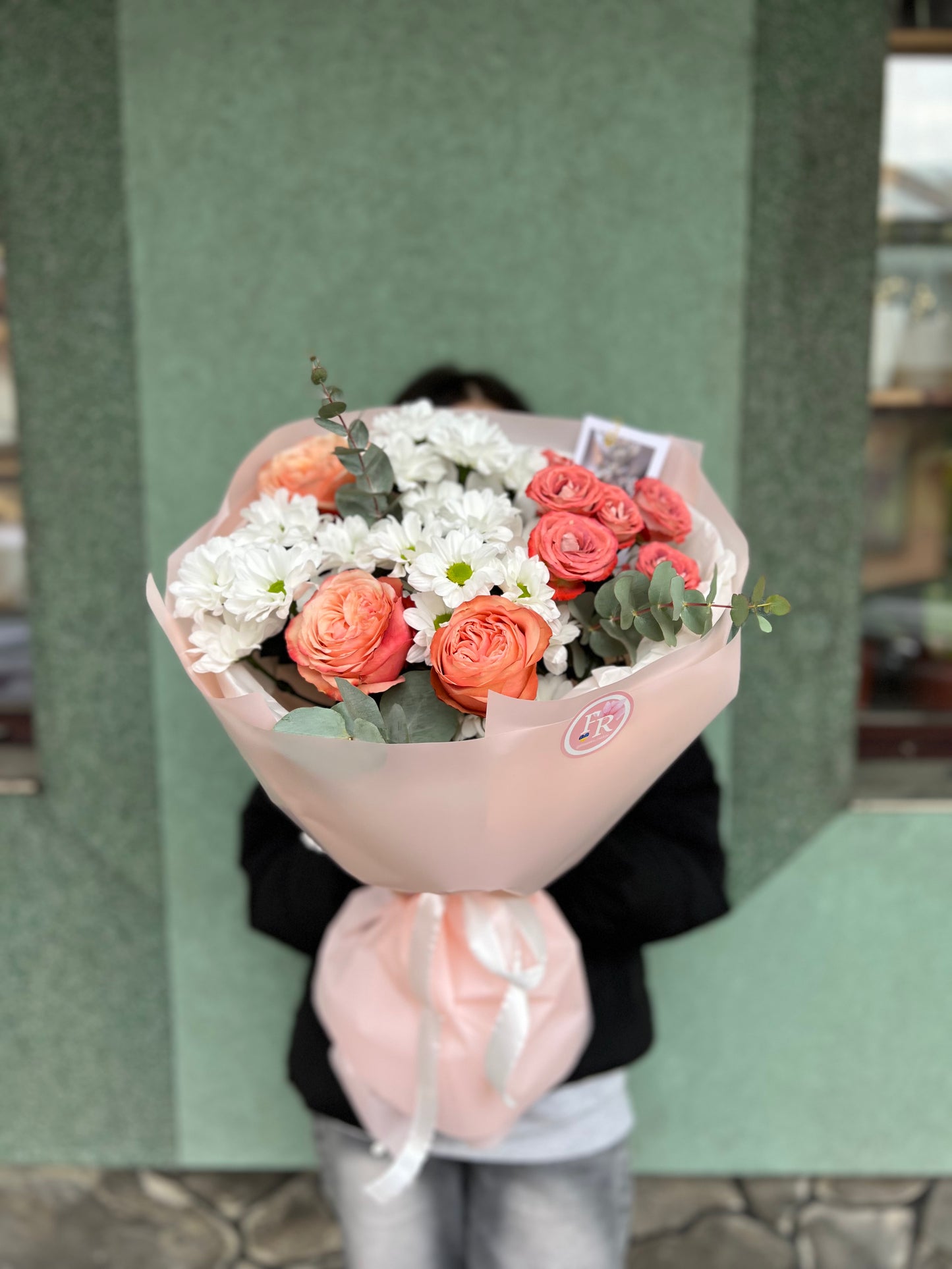 Троянди Кахала з хризантемами