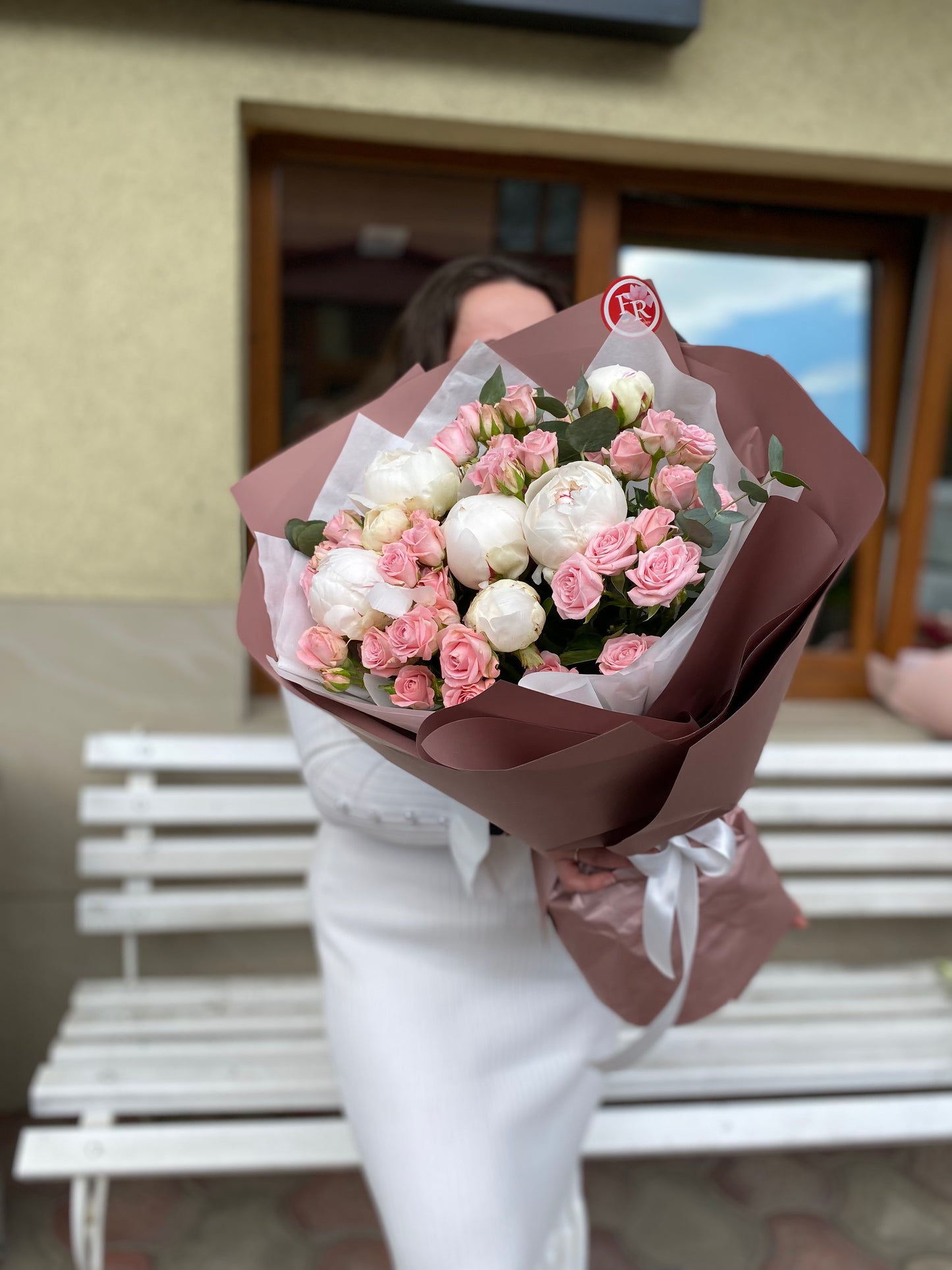 Білі півоніі з кущовою трояндою