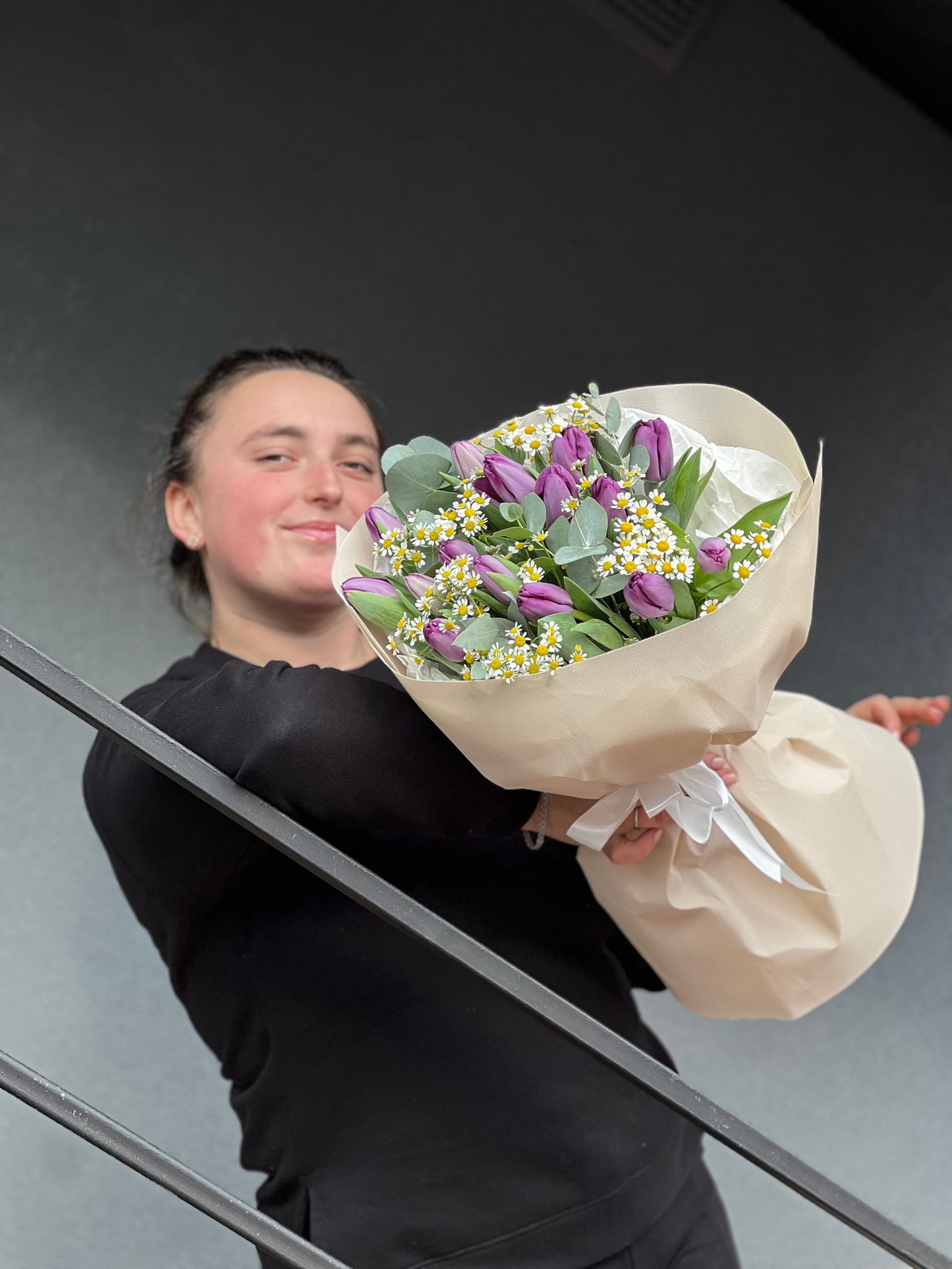 Танацетіум з тюльпанами