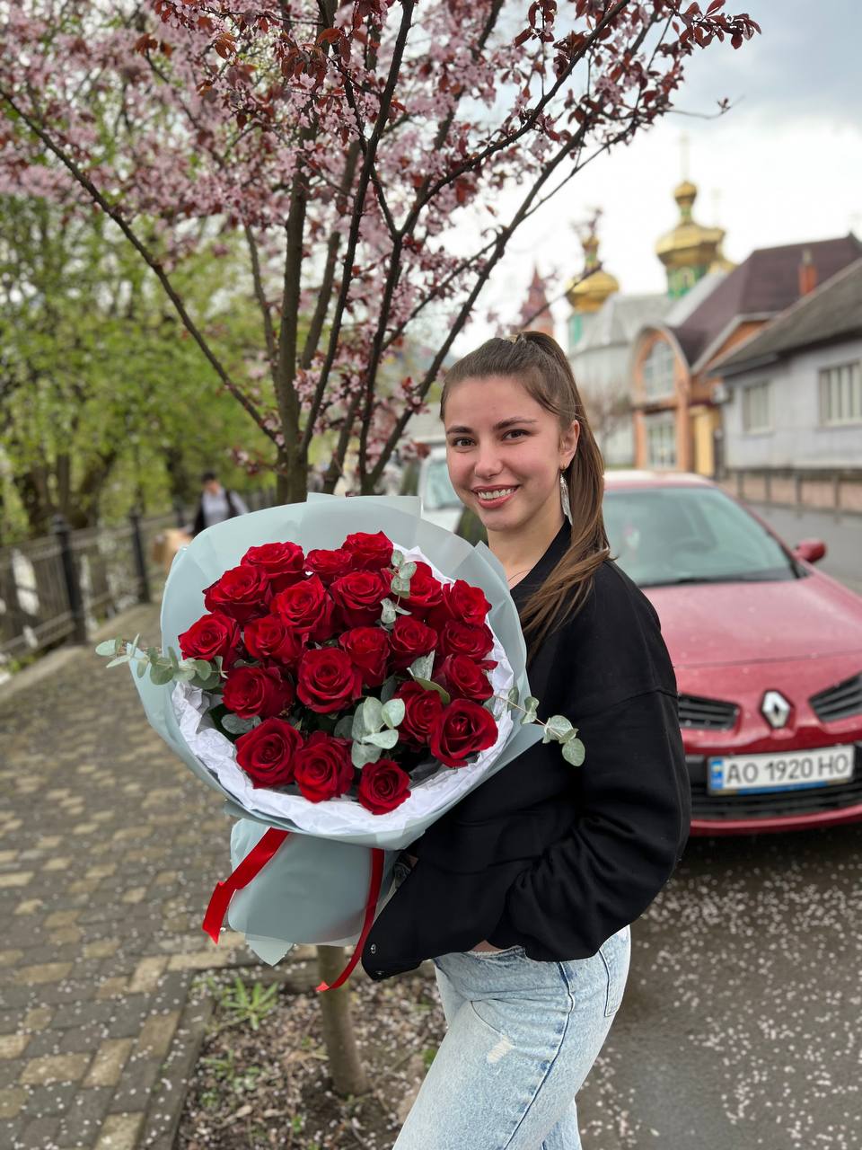 Троянди з евкаліптом 19 шт