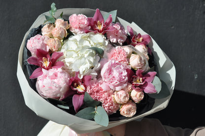 Мікс з півоніями і орхідеями