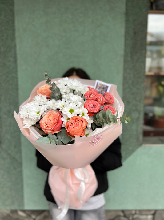 Троянди Кахала з хризантемами