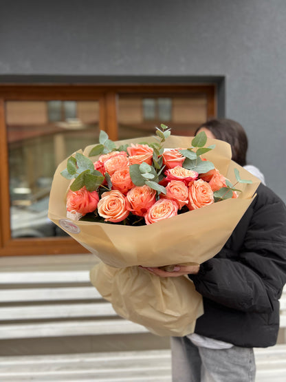 Троянди Кахала з евкаліптом 15 шт