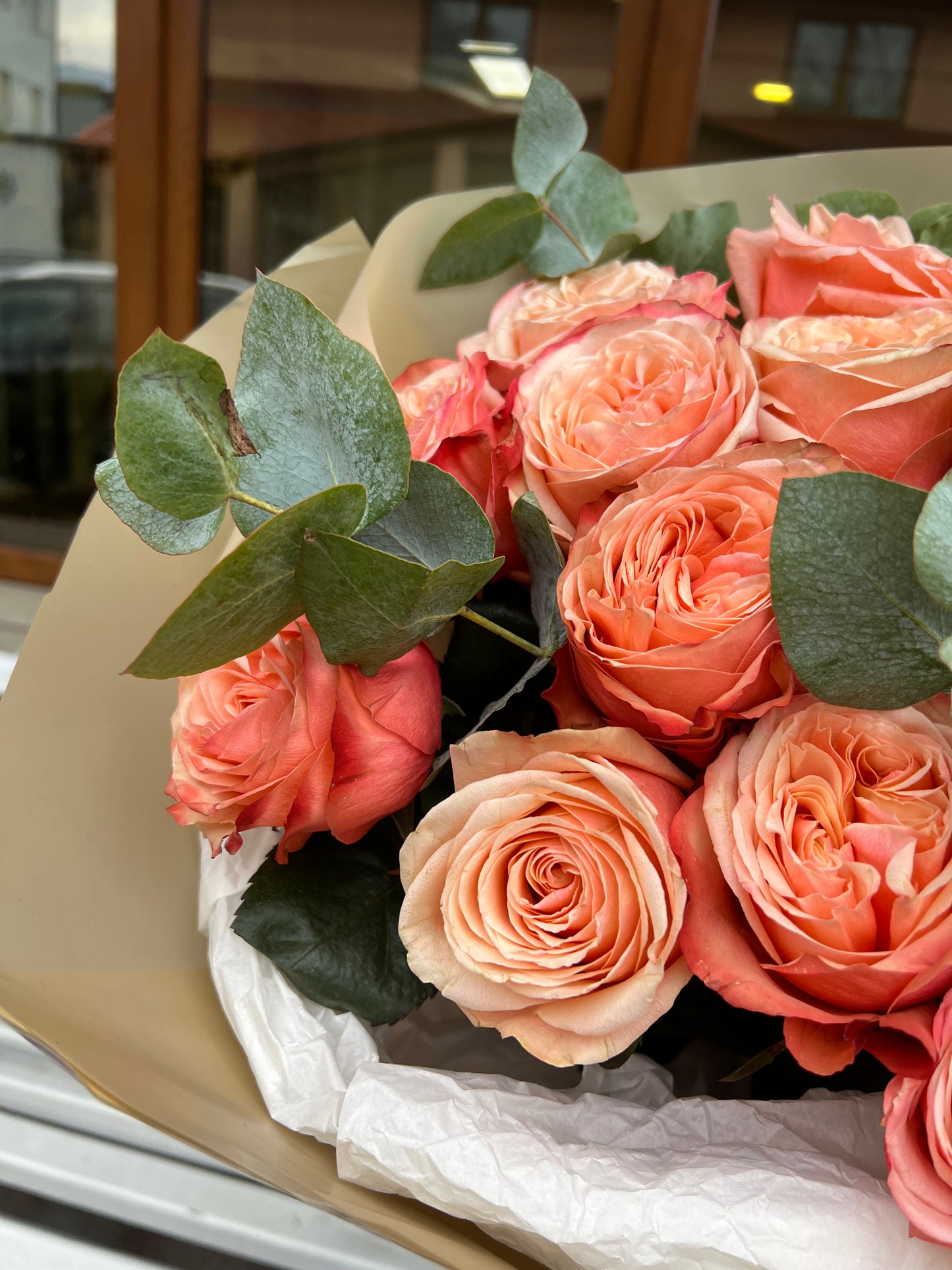 Троянди Кахала з евкаліптом 15 шт