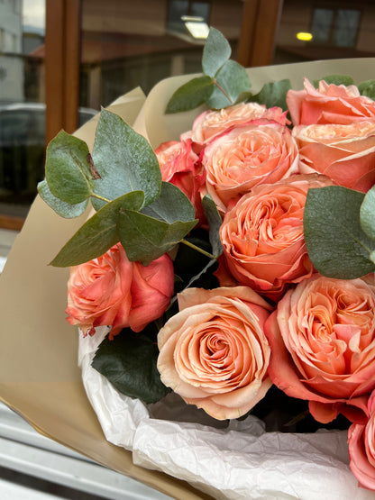 Троянди Кахала з евкаліптом 15 шт