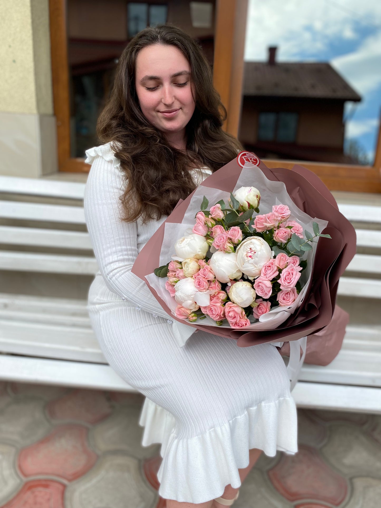 Білі півоніі з кущовою трояндою