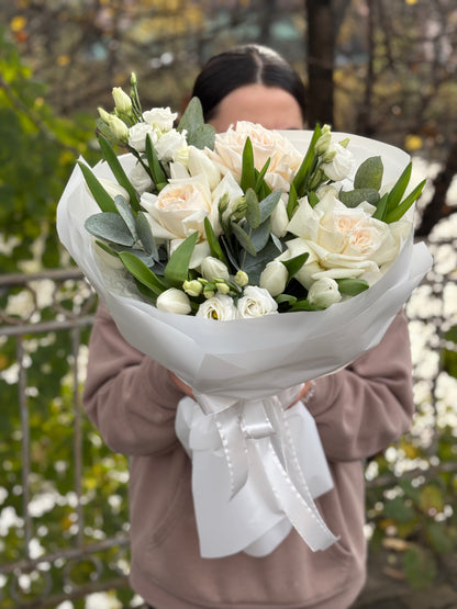 Французькі троянди з тюльпанами