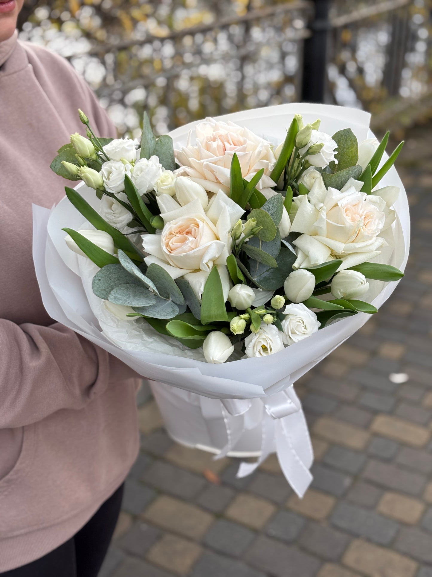 Французькі троянди з тюльпанами