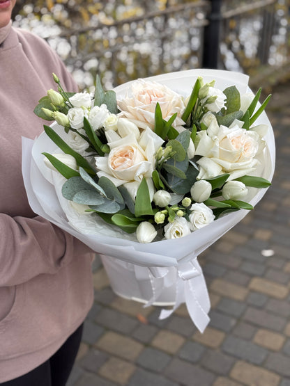 Французькі троянди з тюльпанами