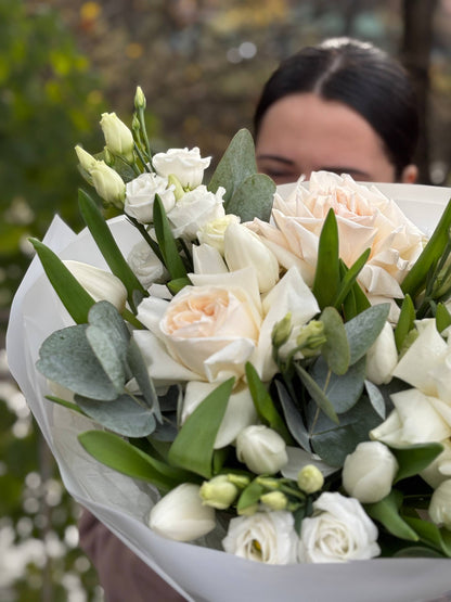 Французькі троянди з тюльпанами