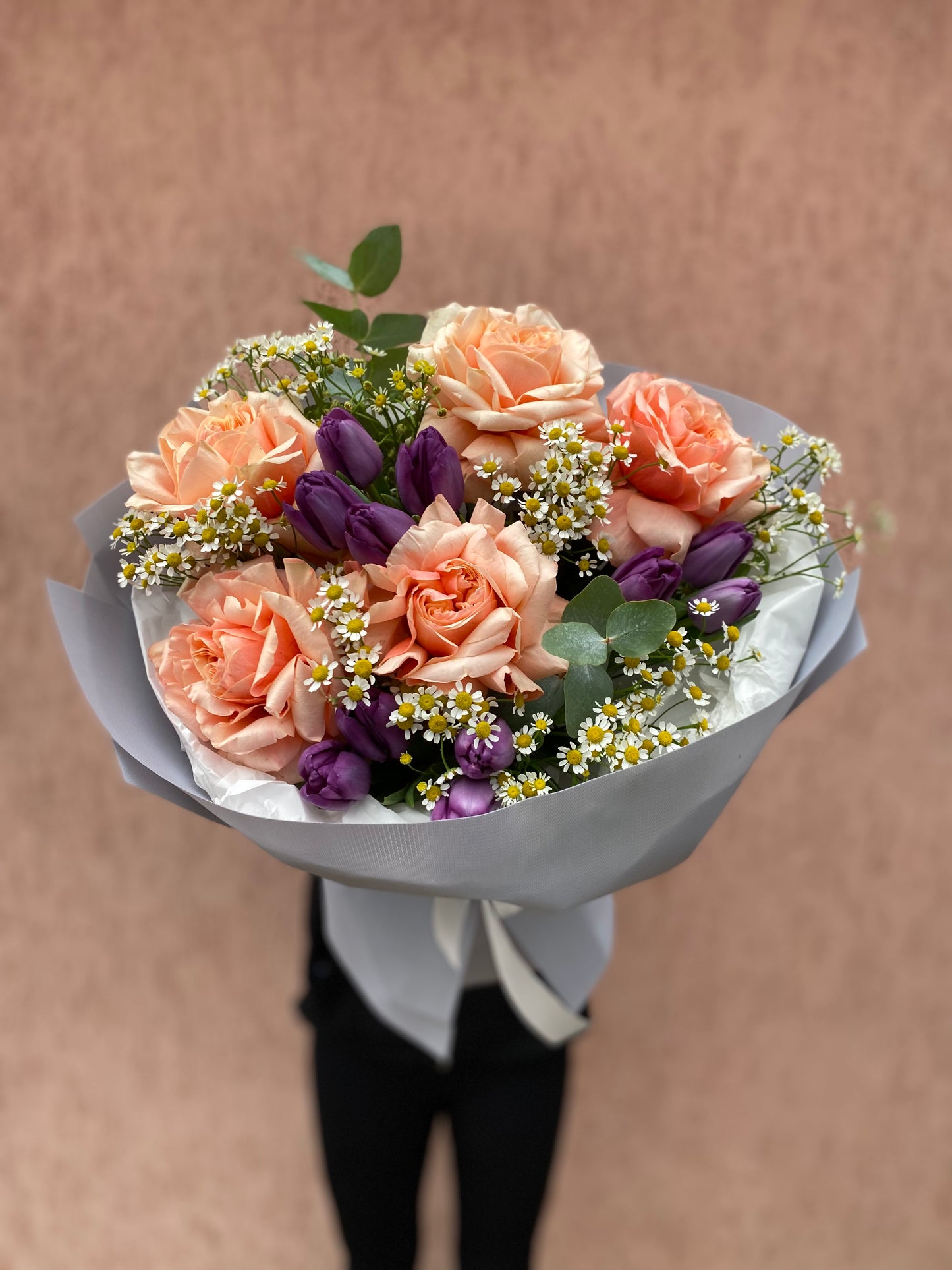 Французькі троянди з тюльпанами