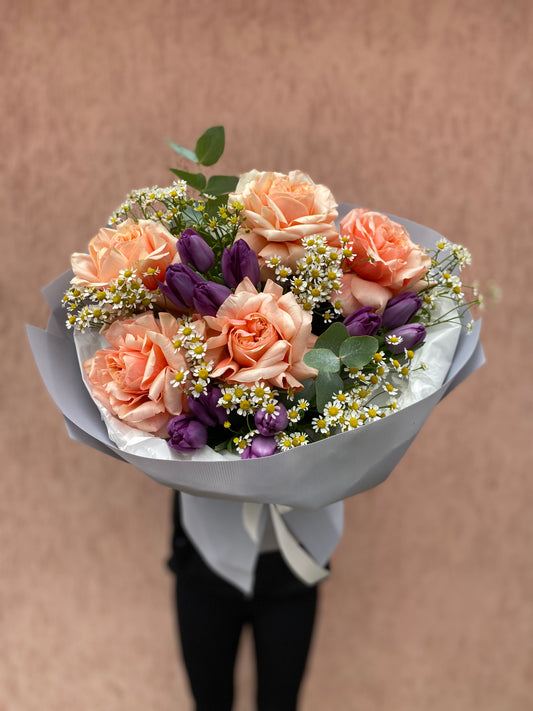 Французькі троянди з тюльпанами