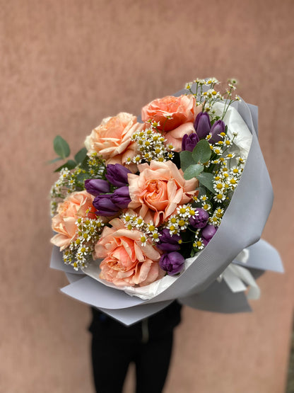 Французькі троянди з тюльпанами