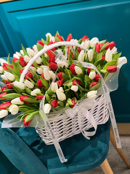 Корзина з тюльпанами