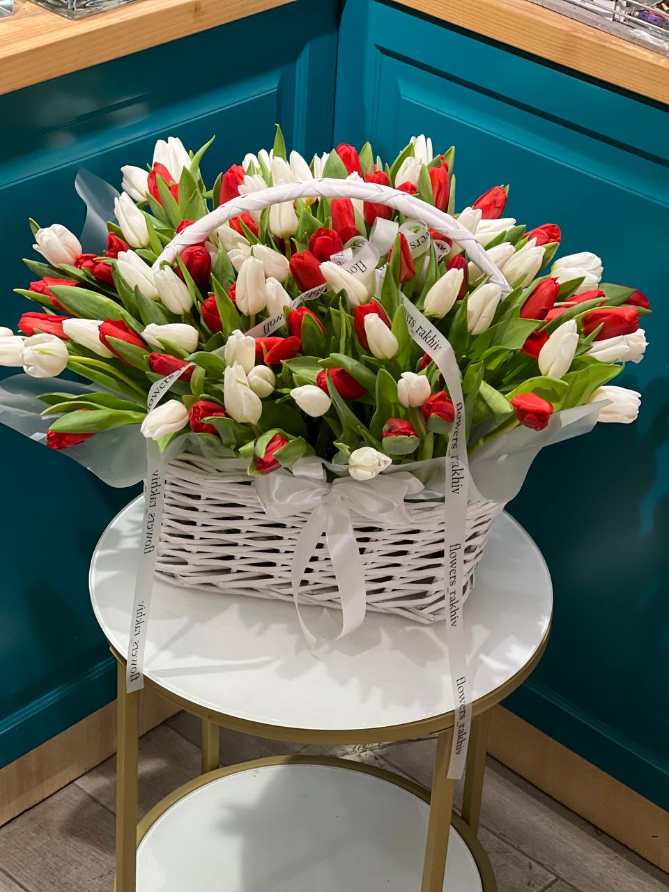 Корзина з тюльпанами