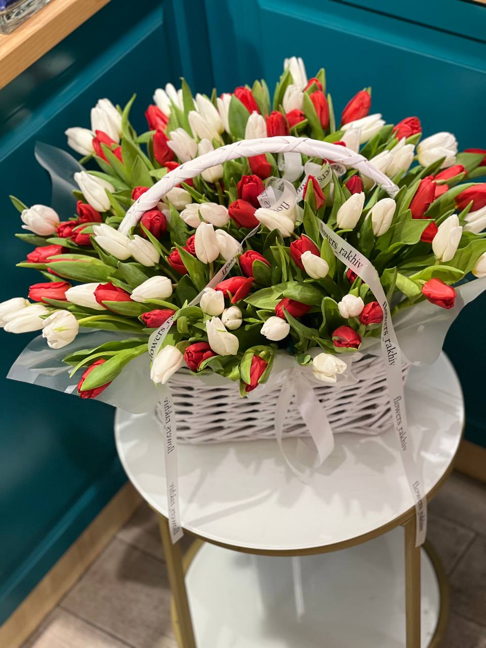 Корзина з тюльпанами