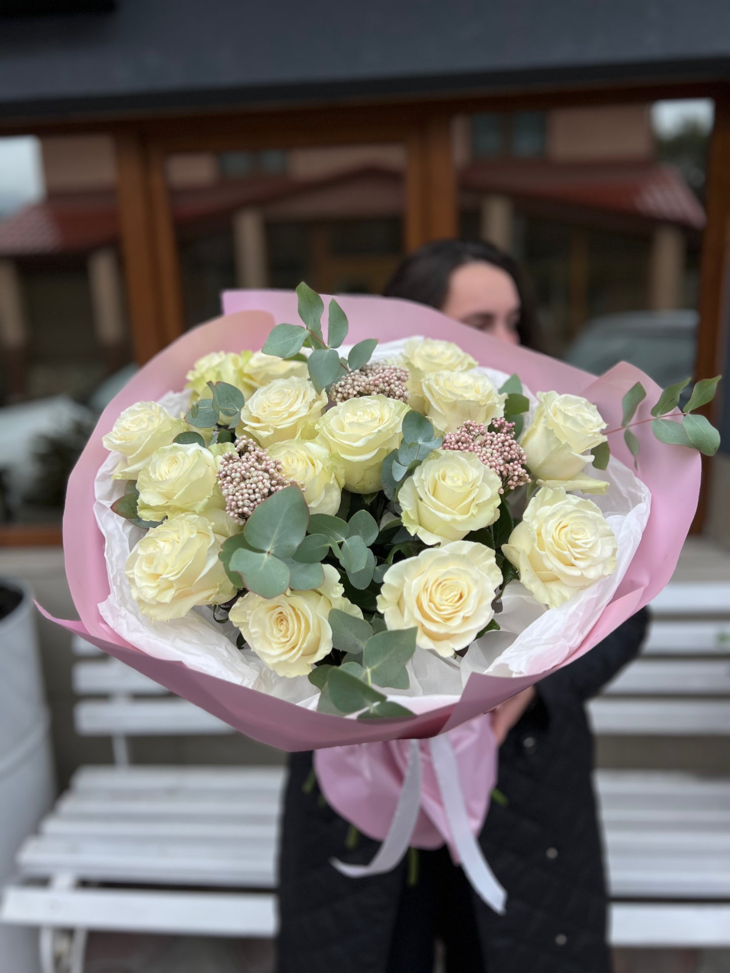 Троянди Мондіаль з евкаліптом