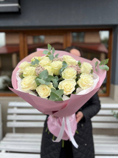 Троянди Мондіаль з евкаліптом