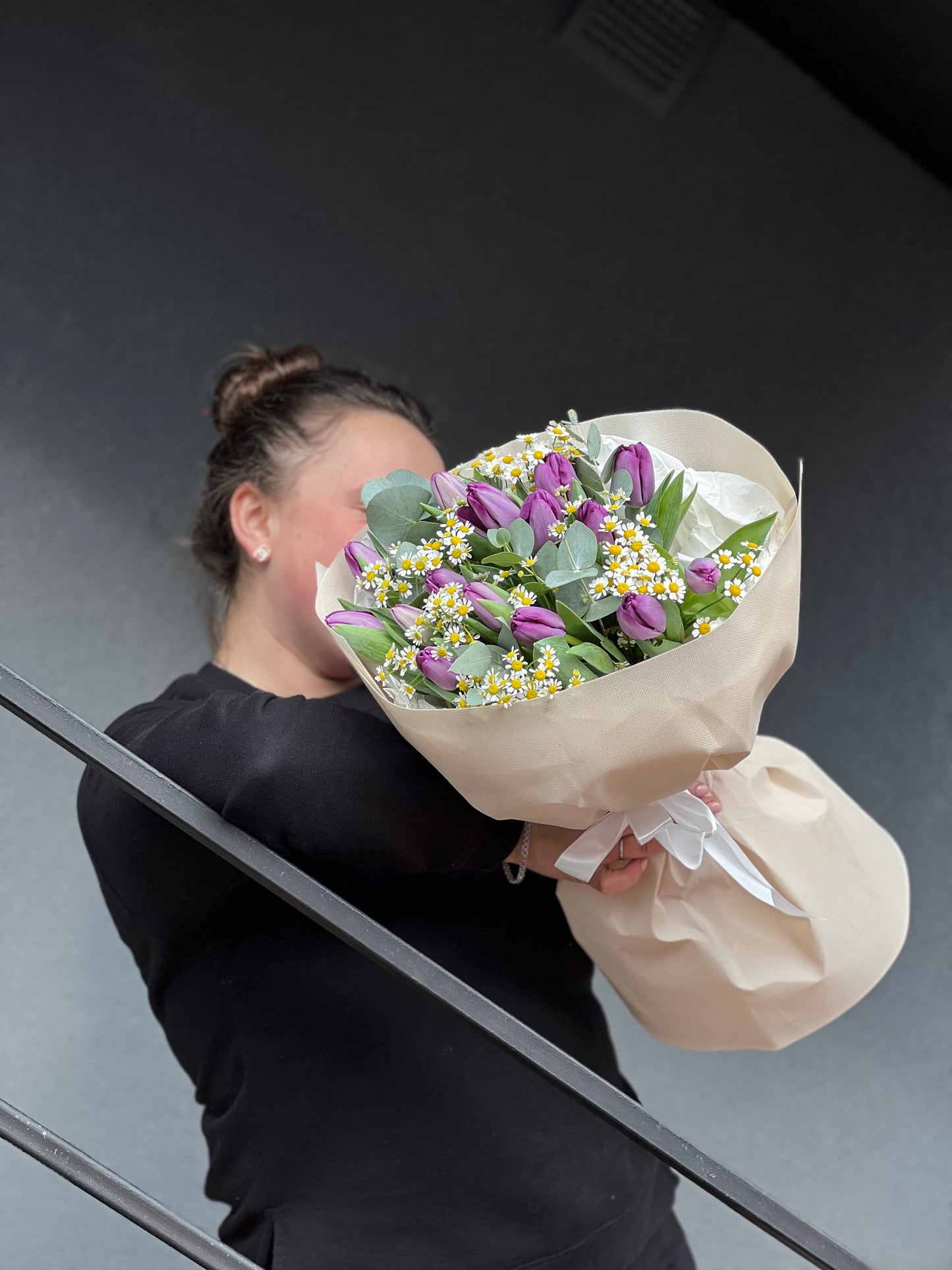 Танацетіум з тюльпанами