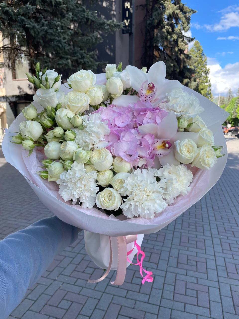 Комбінований букет з кущовими трояндами