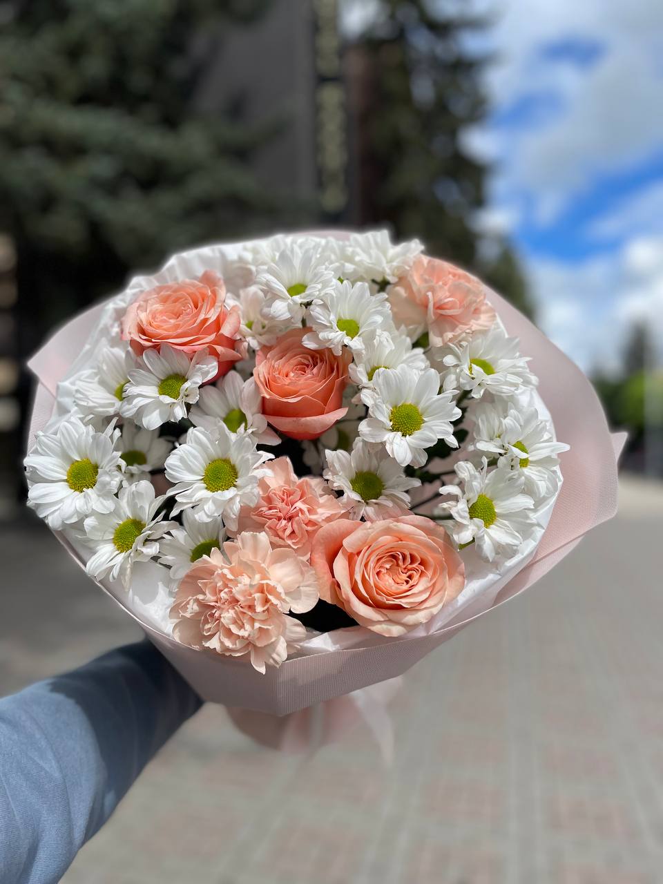 Троянди з хризантемами