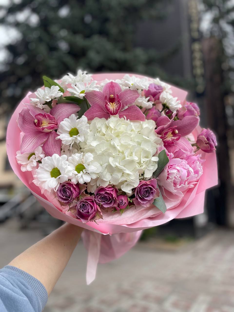 Біло рожева композиція
