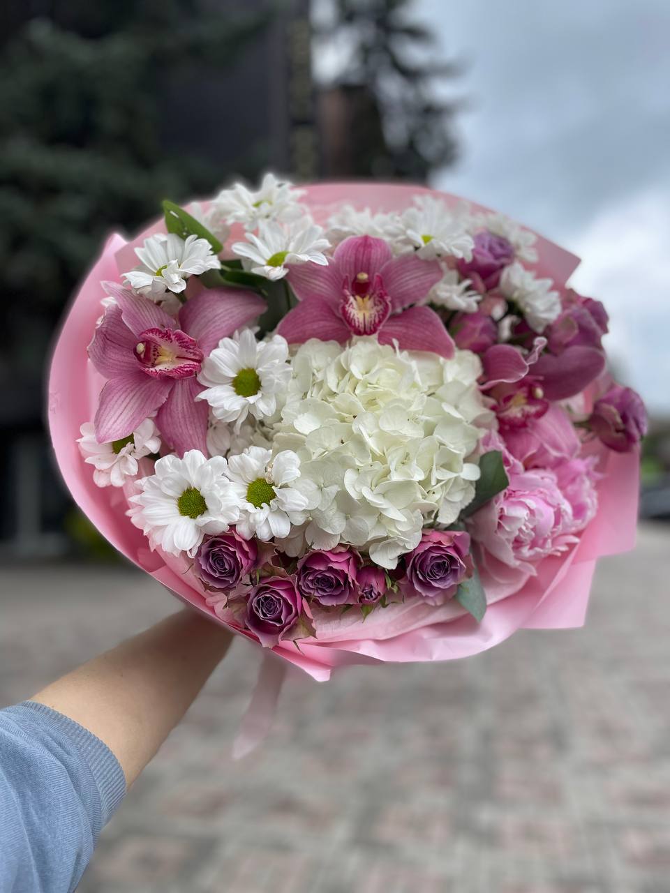 Біло рожева композиція