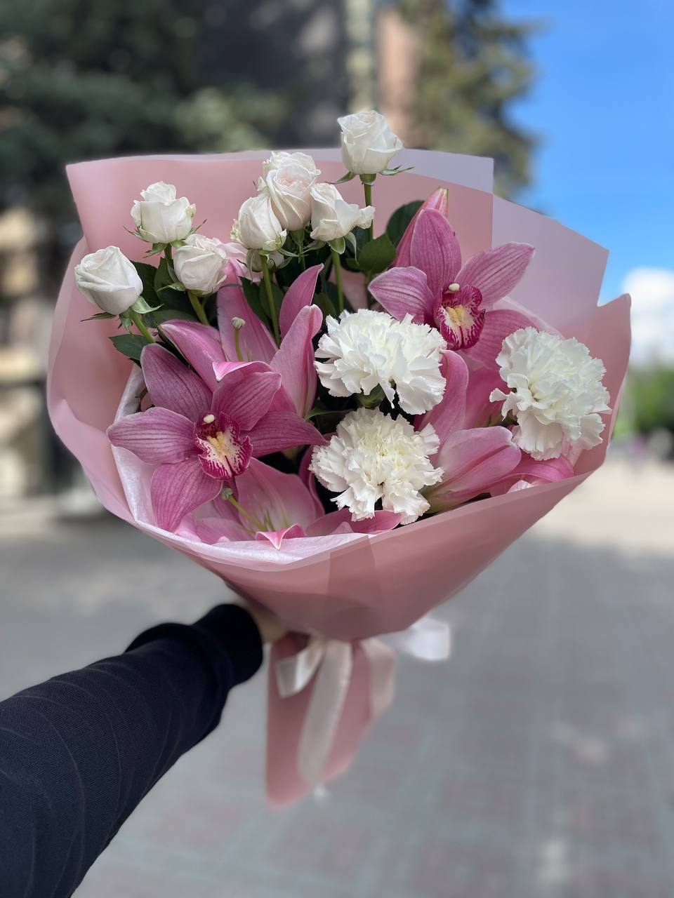 Мікс орхідеі з кущовою трояндою і діантусом
