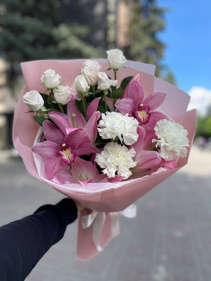 Мікс орхідеі з кущовою трояндою і діантусом
