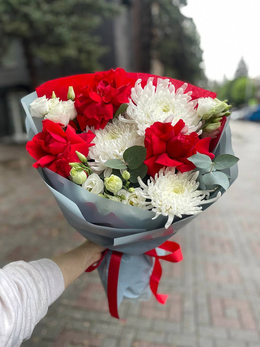 ФРАНЦУЗЬКІ ТРОЯНДИ З ОДНОГОЛОВОЮ ХРИЗАНТЕМОЮ