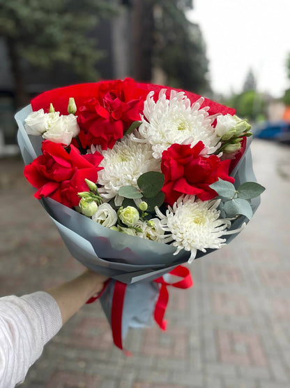 ФРАНЦУЗЬКІ ТРОЯНДИ З ОДНОГОЛОВОЮ ХРИЗАНТЕМОЮ