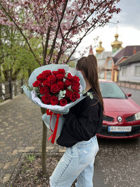 Троянди з евкаліптом 19 шт