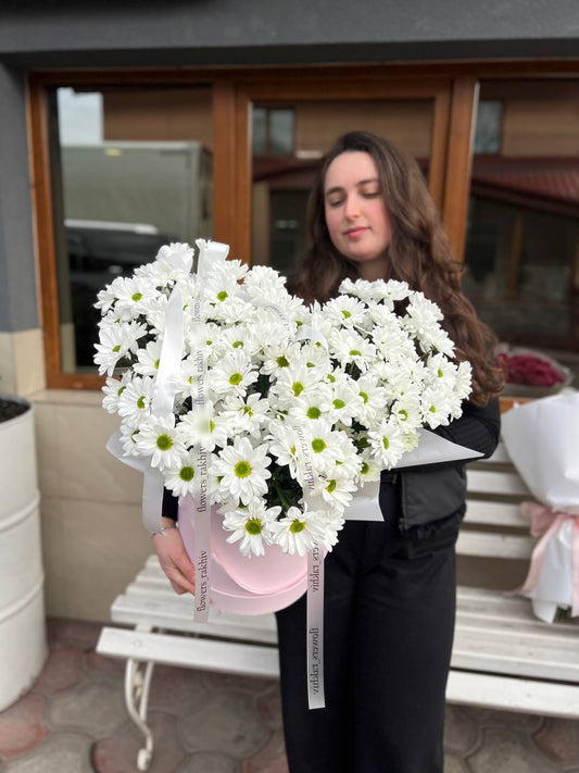 Сердце з хризантем в коробці